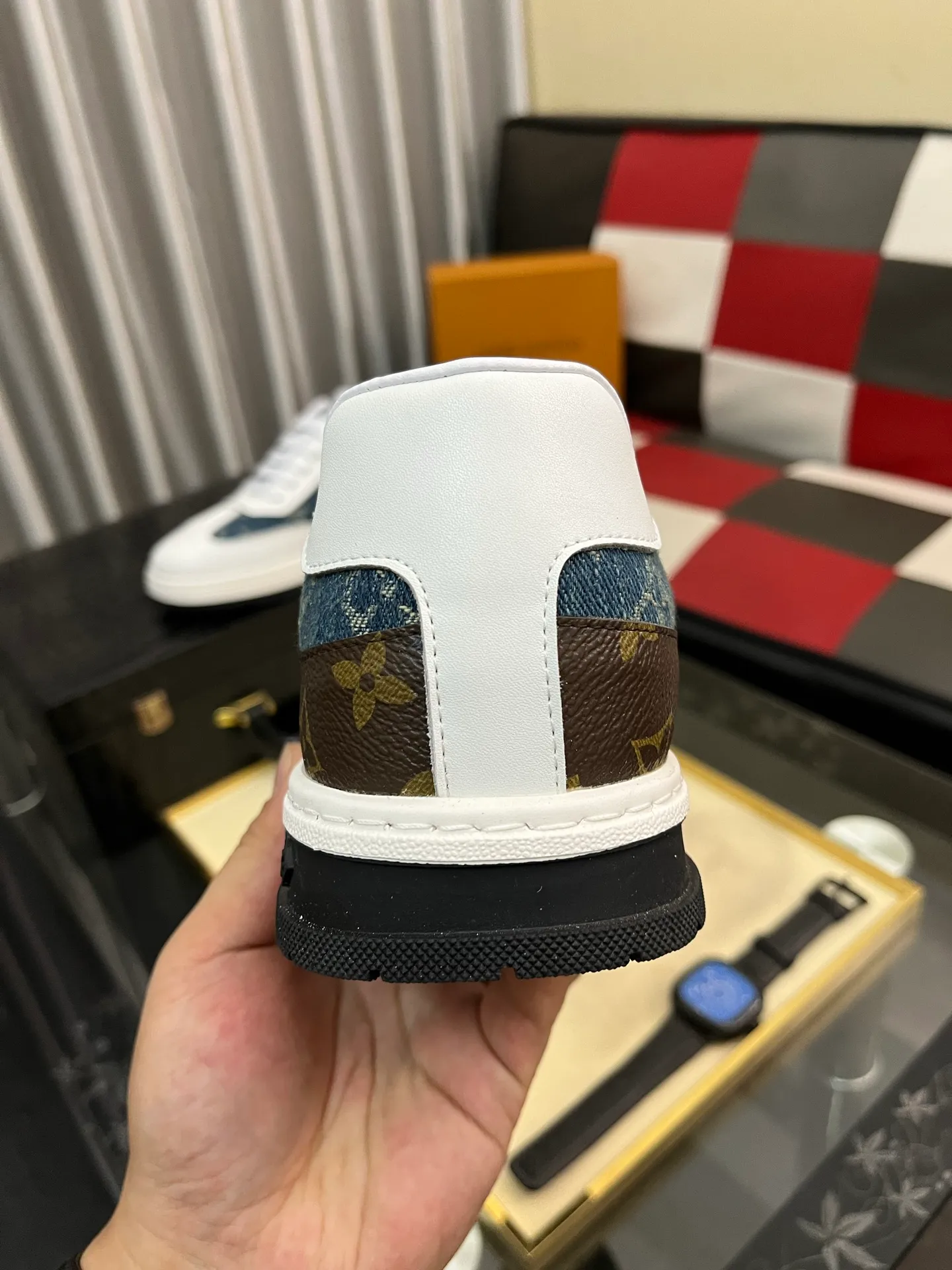 Men's shoes 💰400⌚️⌚️《Louis vuitton/LV Louis Vuitton》original quality.~ Unique modern style sneakers. 🏃A must-have casual shoe for trendy men😍😍 Original brand imported from Italy, imported original leather, cowhide lining (refuses to discolor and grind feet) sole: original sole provided by the original factory, French lazy style design ⚠️Fit to the feet, original quality, super comfortable original sole. Code number: 38-442️⃣Colors available